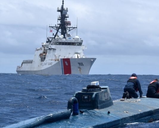 Guardia Costera de EE. UU. intercepta un semisumergible cargado con cocaína