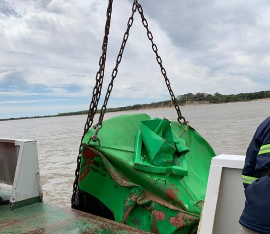 Una boya hundida causó estragos en la navegación en el río Paraná