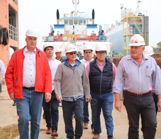Comitiva ministerial visita astilleros y verifican estado de embarcaciones hundidas y varadas en el río Paraguay