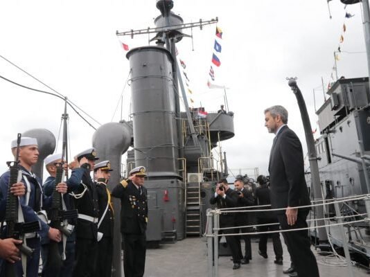 Mario Abdo participo de la ceremonia de festejos por el día de la Armada