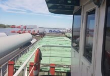 Zarparon las 30 torres eólicas del puerto de Nueva Palmira con destino a Bolivia