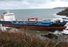 Buque tanque ‘Blue Star’ encalla en Ares – A Coruña, España y tripulación fue evacuada