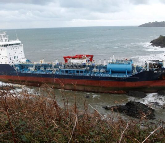 Buque tanque ‘Blue Star’ encalla en Ares – A Coruña, España y tripulación fue evacuada