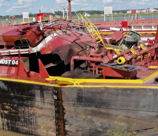 Grave explosión de barcaza tanque en astillero de Montealegre deja un muerto y un herido
