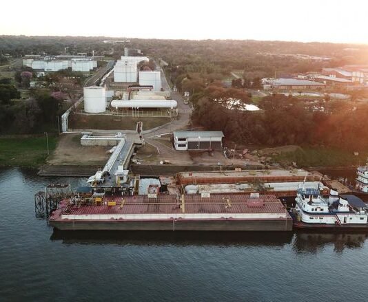 Consumo de combustible cae un 70% y genera sobrestock en plantas petroleras y barcazas