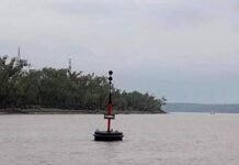 Señalizan el canal de navegación en el río Paraná, a la altura del tunel subfluvial