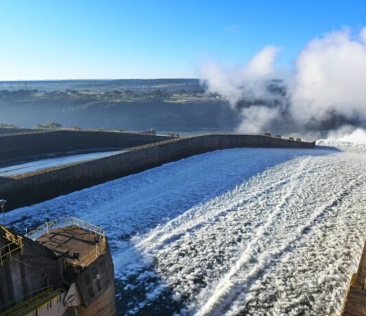 Itaipú y Yacyretã liberaran 8.500m³/s de agua para elevar nivel del Paraná y permitir navegación de cosecha varada hace 60 días