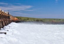 Directores de ambas márgenes de río Paraná participaron del acto de montaje del nuevo rotor en turbina de Yacyretá