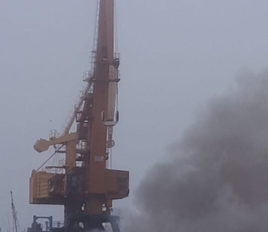 URGENTE: Se incendia buque pesquero coreano en el puerto de Montevideo que contiene NH3 a bordo