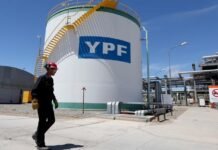 Robaban petróleo a YPF, lo refinaban y lo vendían: hay 21 detenidos