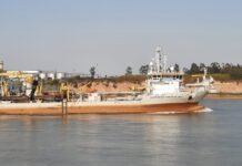 Draga de Jan De Nul navega con destino a Paraguay para operar en zona del paso Bermejo