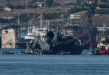 Buque portacontenedor colisiona con un buque de guerra en pireos, Grecia, dos marinos resultaron heridos