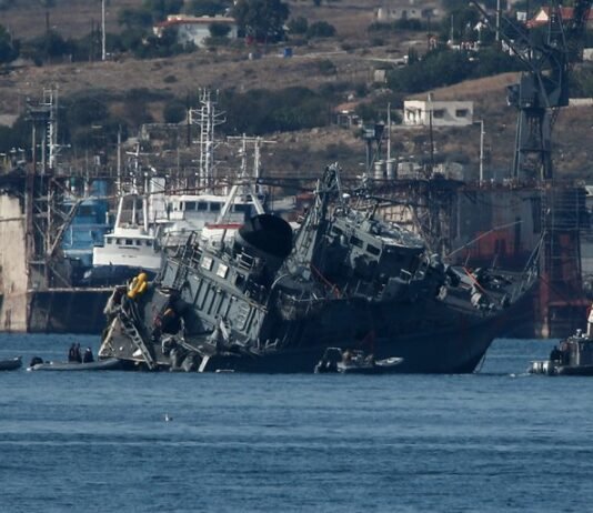Buque portacontenedor colisiona con un buque de guerra en pireos, Grecia, dos marinos resultaron heridos