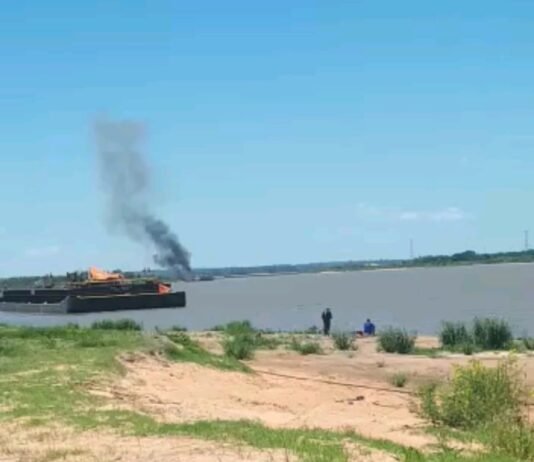 Barcaza tanque explosiona en San Antonio arrojando varias personas heridas Explosión de barcaza tanque - Imagen de gentileza