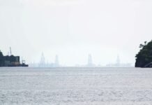 PDVSA trata de reducir el desastre ambiental provocado por el derrame de petróleo en el Golfo de Paria