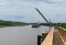 Dragan el riacho Barranqueras y embarcan primeras 20 mil toneladas de soja y maíz tras varios meses de paralización