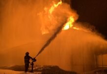 Incendio de un tanque de combustible en la planta de PETROPAR en Villa Elisa