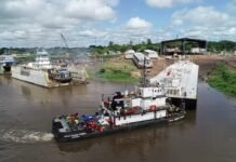 CIE concluye construcción de 5 barcazas tanques de un lote de 6, para la compañía naviera HORAMAR Botadura de la barcaza CNH 04 con asistencia del remolcador Tomas Romero Pereira