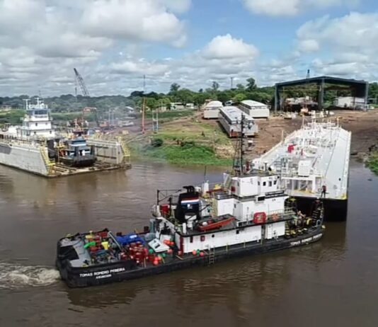 CIE concluye construcción de 5 barcazas tanques de un lote de 6, para la compañía naviera HORAMAR Botadura de la barcaza CNH 04 con asistencia del remolcador Tomas Romero Pereira