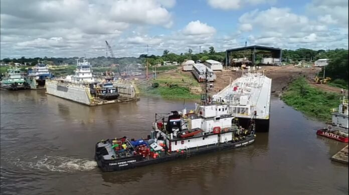 Botadura de la barcaza CNH 04 con asistencia del remolcador Tomas Romero Pereira