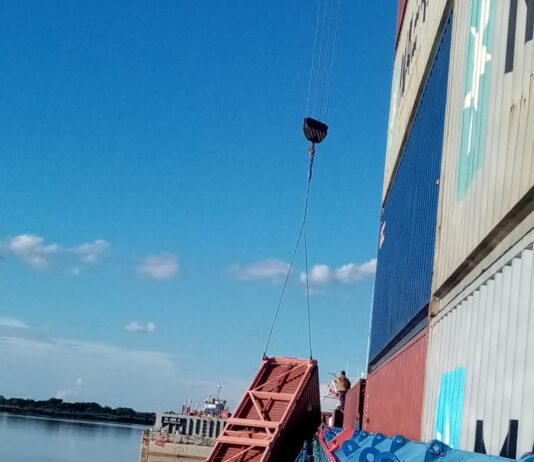 Contenedor cae al agua en el puerto ANNP de Villeta debido a deplorable estado de grúas Contenedor caído al agua debido a mal estado de grúas de la ANNP
