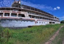 El imponente crucero abandonado a orillas del Río Paraná