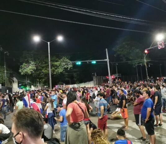 1 año de cuarentena en Paraguay con gran manifestación ciudadana exigiendo la renuncia del Presidente de la República