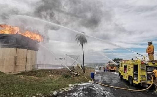 Peritos continúan evaluando cuál fue la causa real del incendio de un tanque en Planta de PETROPAR