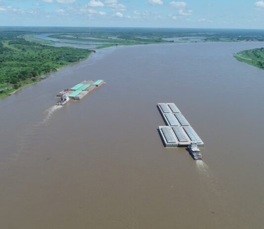 Dr. Euclides Acevedo: Cómo país sin litoral debemos recurrir a nuestra potencia que es la flota fluvial Navegación de dos convoyes en el Río Paraguay - Imagen PFN