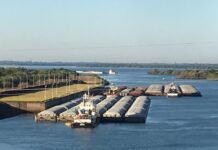 Plan “Ventana de Agua” se aproxima al punto máximo y barcazas zarpan con miles de toneladas de carga Convoyes de barcazas realizando esclusado de Yacyretá