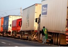 Decenas de camiones permanecen parados en las inmediaciones del Puerto de Montevideo, que fue cerrado para operaciones de carga y descarga debido a las condiciones climáticas.