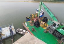ESSAP activa sistema de bombas en el río Paraguay con buzos y gruas para garantizar provisión de agua debido a bajante