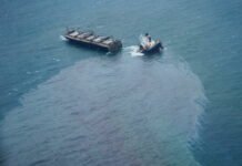 Un buque se parte en dos en las costas de Japón y provoca una fuga de petróleo