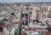Un mural muestra el impacto de la sequía del río Paraná en su tramo argentino