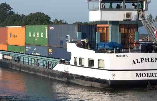 Este portacontenedores es eléctrico, y cuenta con un sistema de cambio de batería