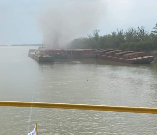 Urgente: Transbordador de PDVSA se incendia en San Lorenzo, Argentina