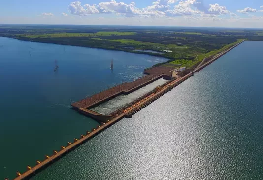 Dos centrales hidroeléctricas en el río Paraná corren riesgo de cierre debido a la bajante