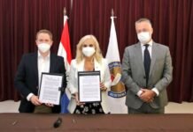 CAFyM y SENAD firman convenio de cooperación para controles preventivos al narcotráfico en el sector naviero Ministra Zully Rolón acompañada por Esteban Dos Santos y Jim Reid, Directivos del Centro de Armadores Fluviales y Marítimos del Paraguay