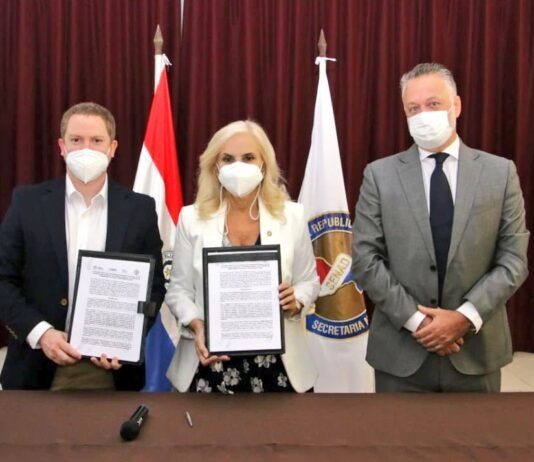CAFyM y SENAD firman convenio de cooperación para controles preventivos al narcotráfico en el sector naviero Ministra Zully Rolón acompañada por Esteban Dos Santos y Jim Reid, Directivos del Centro de Armadores Fluviales y Marítimos del Paraguay