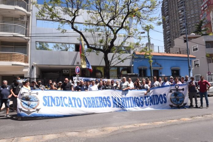 Empleados de Fluvialba manifstandose frente a la embajada de Venezuela en Argentina