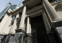 Banco Central de Argentina sube su tasa clave a 44,5% para combatir el shock de oferta global