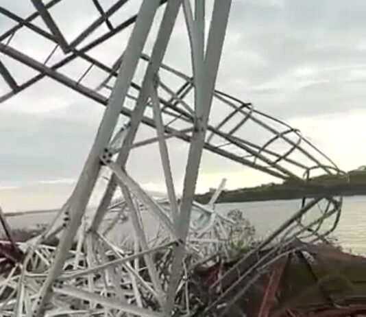 Cae torre de alta tensión e interrumpe navegación en Asunción