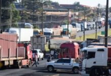 Gran movilización en protesta por suba de combustible paraliza a Paraguay