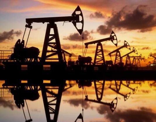 Petróleo al alza, dólar fuerte y bolsas inestables: el impacto financiero inmediato del ataque de EE.UU. a Irán