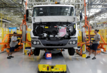 Escasez de chips obliga a Mercedes-Benz a envíar a 5.600 trabajadores de vacaciones en Brasil