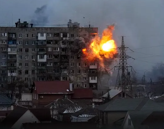 Rusia anuncia una rendición masiva en Mariupol, mientras líderes de la región visitan Kiev
