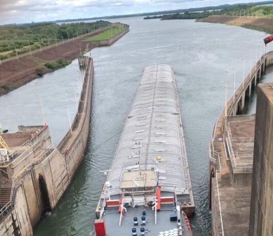 Aumento de caudal en el río Paraná, permite esclusado de convoyes con carga de cereal