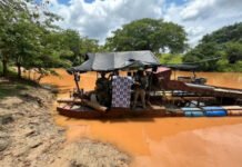 Fuerzas Militares incautan seis dragas y asestan duro golpe contra la minería ilegal en Antioquia