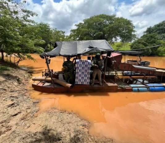 Fuerzas Militares incautan seis dragas y asestan duro golpe contra la minería ilegal en Antioquia