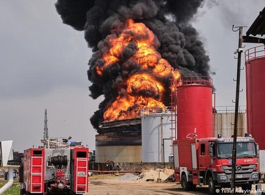 Al menos 80 muertos en la explosión de una refinería de petróleo ilegal en Nigeria
